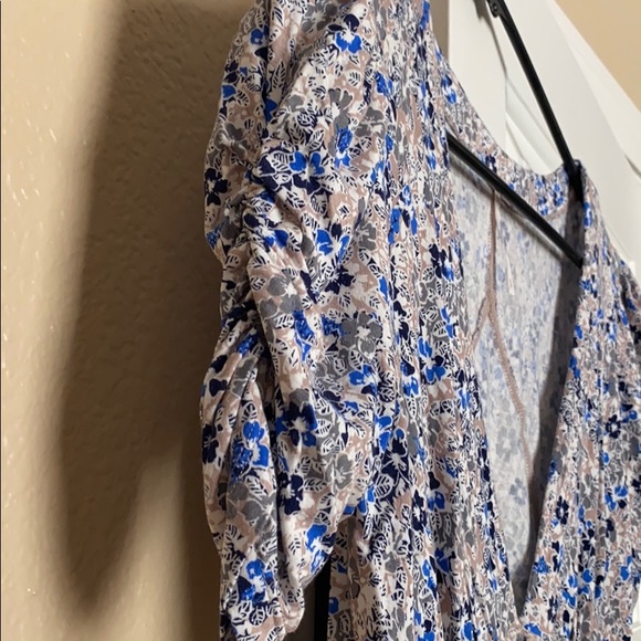 V Neck blouse with gathered sleeves - Picture 3 of 8